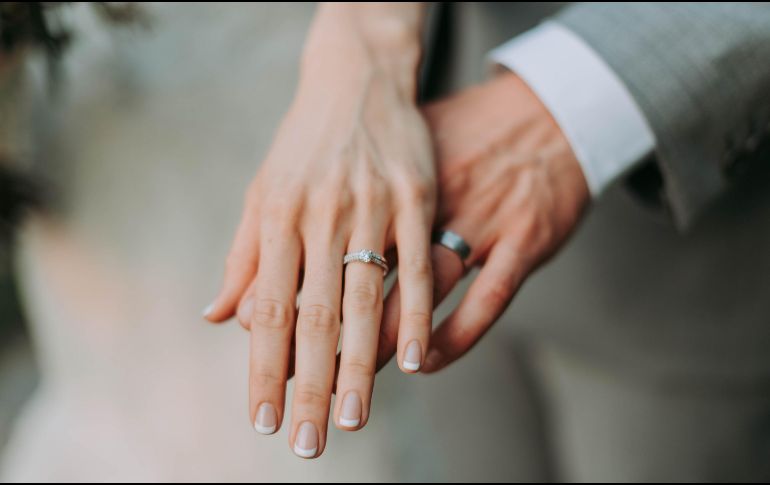 Los trabajadores que quieran solicitar el retiro por matrimonio deberán de contar con su expediente electrónico completo. ESPECIAL/S. Gades-Unsplash