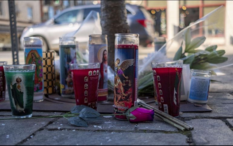 Veladoras y flores se aprecian en el sitio donde ocurrió el atropellamiento masivo. AFP/J. Vondruska