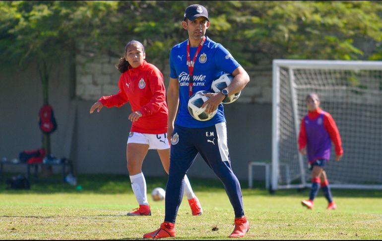 Edgar Mejía. El técnico de Chivas Femenil en entrenamiento matutino. Imago7