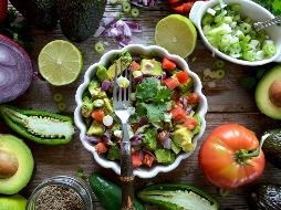 El guacamole puede disfrutarse con totopos o sobre cualquier tostada. ESPECIAL / Photo by Nadine Primeau on Unsplash.