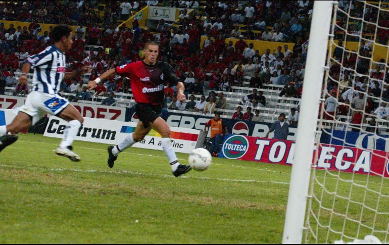 Los partidos entre Rojinegros y Rayados suelen dar un verdadero espectáculo a la tribuna. EL INFORMADOR / ARCHIVO