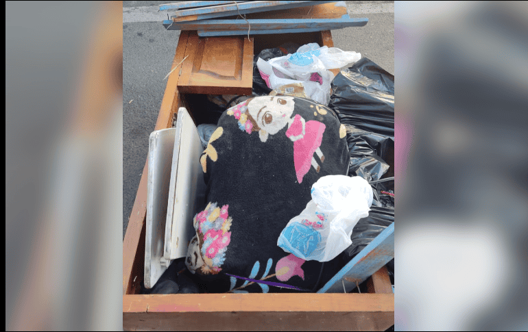 Por lo que relataron vecinos, el ropero fue abandonado aproximadamente a las 23:30 horas de ayer martes. ESPECIAL /