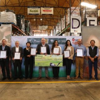 Torneo de golf Adolf Horn entrega cheque al Banco de Alimentos de Guadalajara