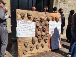 Universitarios protestan en el Congreso de Jalisco durante arranque de la glosa del informe