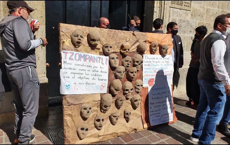 Los universitarios se retiraron y dejaron pancartas y un mural en el ingreso del edificio del Poder Legislativo. EL INFORMADOR / R. Rivas