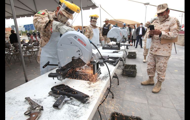 Una vez entregadas las armas, los militares las destruirán frente a las personas que las entregaron y todo el procedimiento se realizará sin investigaciones. EFE/L. Torres