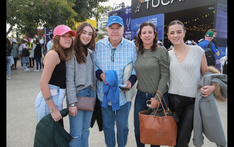 Paula Conde, Juliana Conde, Saro Baisterra, Isabel Baisterra e Isabela Conde. GENTE BIEN JALISCO/TONY MARTÍNEZ