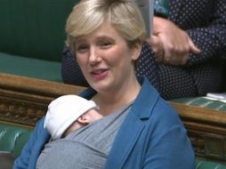 Stella Creasy en la Cámara de los Comunes con su hijo en septiembre pasado. PA MEDIA