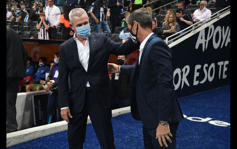 DUELO DE ESTRATEGAS. Javier Aguirre y Diego Cocca jugaron su papel desde el banquillo. IMAGO7