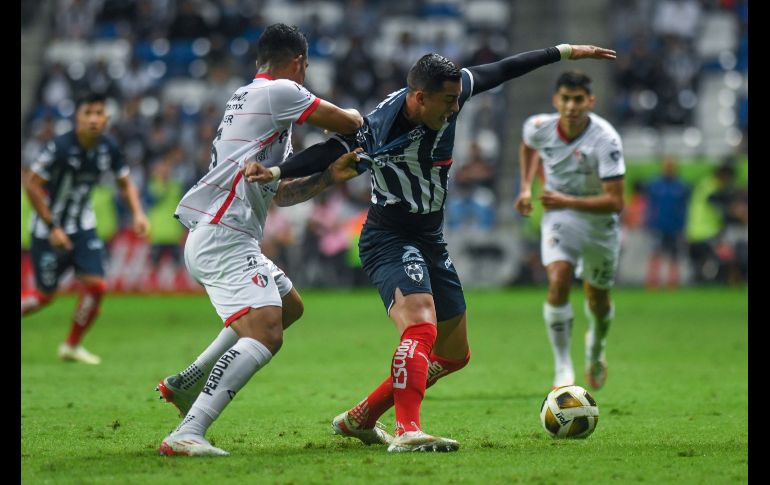ASEDIADO. Rogelio Funes Mori estuvo bien cuidado por la defensa del Atlas en todo momento. IMAGO7