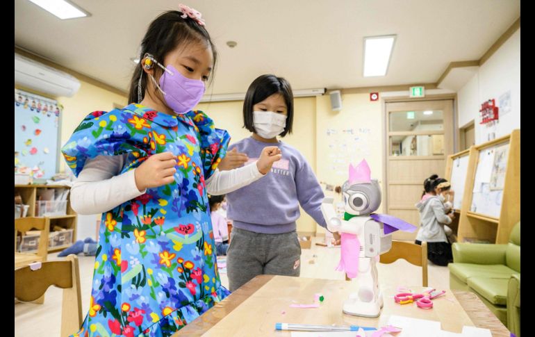 El robot parpadea y guiña los ojos y al hablar sus pupilas toman la forma de corazones. AFP / A. WALLACE