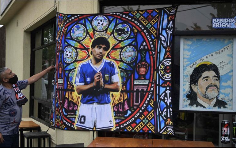 Buenos Aires, Argentina. Un hombre posa con una bandera en una tienda frente al cementerio de Bella Vista. AFP / J. Mabromata