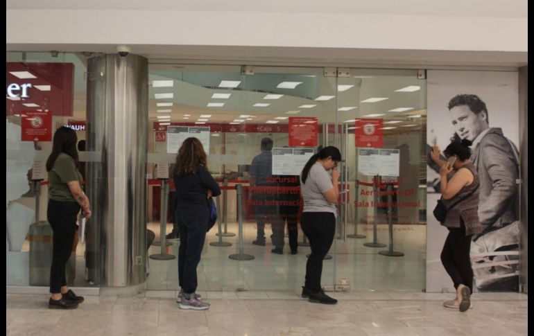 Una cajera de la sucursal bancaria recibió el documento que llevó a la detención de un hombre por secuestro.  NTX / ARCHIVO.