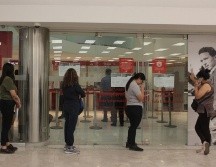 Una cajera de la sucursal bancaria recibió el documento que llevó a la detención de un hombre por secuestro.  NTX / ARCHIVO.