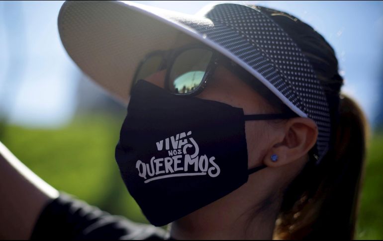 Una mujer en una manifestación en El Salvador por el Día Internacional de la Eliminación de la Violencia contra la Mujer. EFE/R. Sura