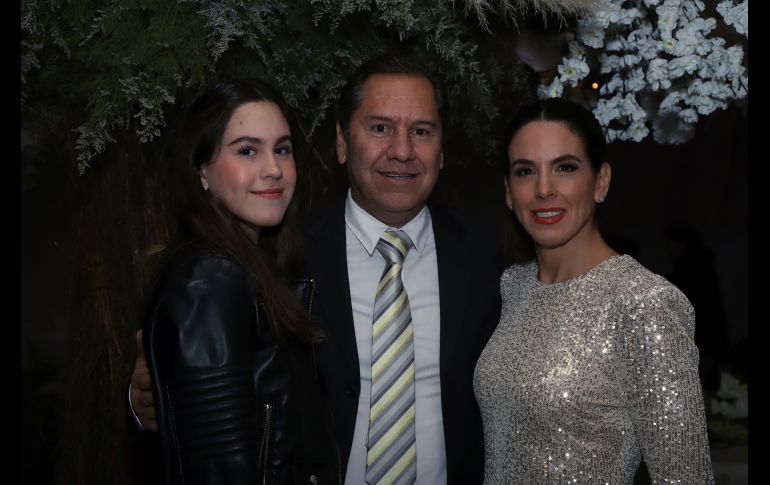 Ximena, Vicente Gutiérrez y Esther Rivera. GENTE BIEN JALISCO/CLAUDIO JIMENO