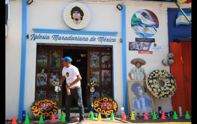 HOMENAJE. Los aficionados del futbol en San Andrés Cholula, crearon la Iglesia Maradoniana para todos aquellos que tienen al creador de la 