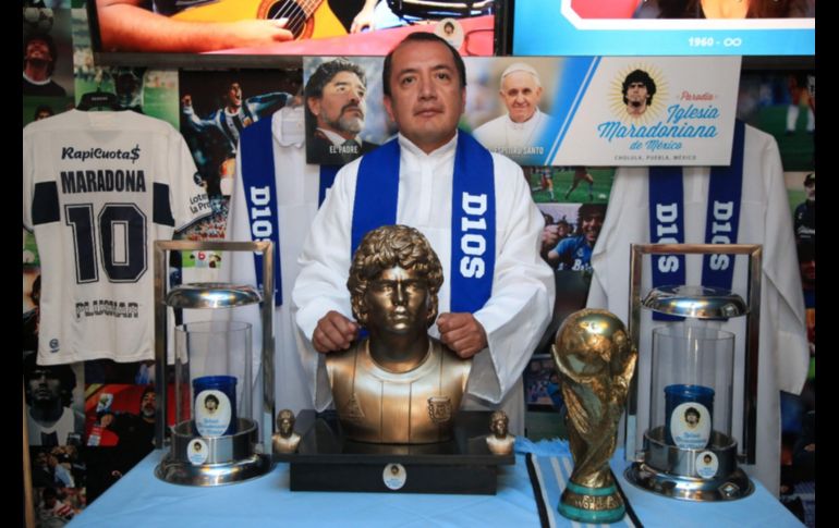 HOMENAJE. Los aficionados del futbol en San Andrés Cholula, crearon la Iglesia Maradoniana para todos aquellos que tienen al creador de la 