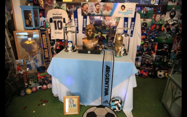 HOMENAJE. Los aficionados del futbol en San Andrés Cholula, crearon la Iglesia Maradoniana para todos aquellos que tienen al creador de la 