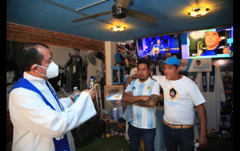 HOMENAJE. Los aficionados del futbol en San Andrés Cholula, crearon la Iglesia Maradoniana para todos aquellos que tienen al creador de la 