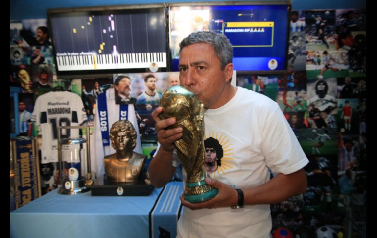 HOMENAJE. Los aficionados del futbol en San Andrés Cholula, crearon la Iglesia Maradoniana para todos aquellos que tienen al creador de la 