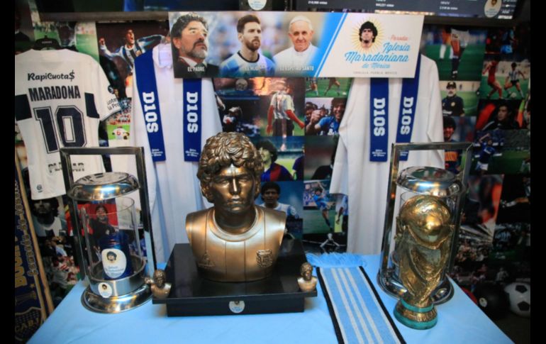 HOMENAJE. Los aficionados del futbol en San Andrés Cholula, crearon la Iglesia Maradoniana para todos aquellos que tienen al creador de la 