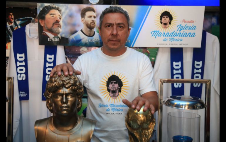 HOMENAJE. Los aficionados del futbol en San Andrés Cholula, crearon la Iglesia Maradoniana para todos aquellos que tienen al creador de la 
