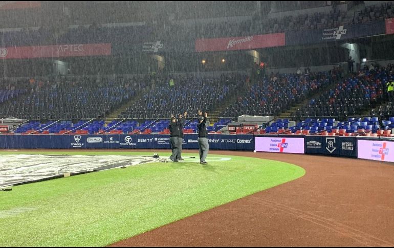 La fuerte lluvia que cayó sobre territorio regiomontano fue lo que impidió que siquiera iniciara este encuentro. TWITTER/@charrosbeisbol