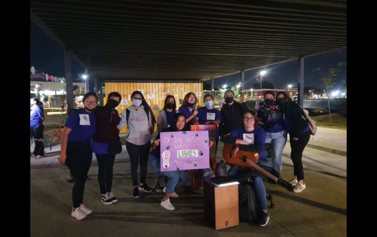 Durante la concentración, las asistentes colocaron las alondras y las mariposas con los nombres de las víctimas a manera de mural. ESPECIAL