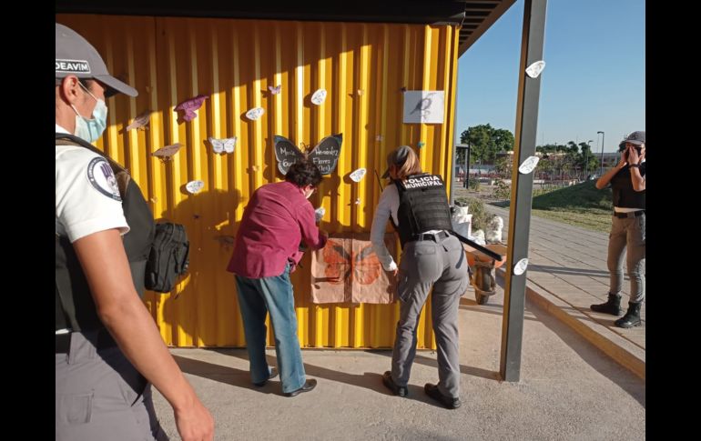 Durante la concentración, las asistentes colocaron las alondras y las mariposas con los nombres de las víctimas a manera de mural. ESPECIAL