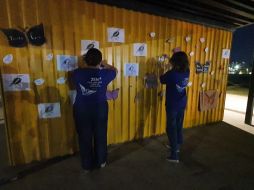 Durante la concentración, las asistentes colocaron las alondras y las mariposas con los nombres de las víctimas a manera de mural. ESPECIAL