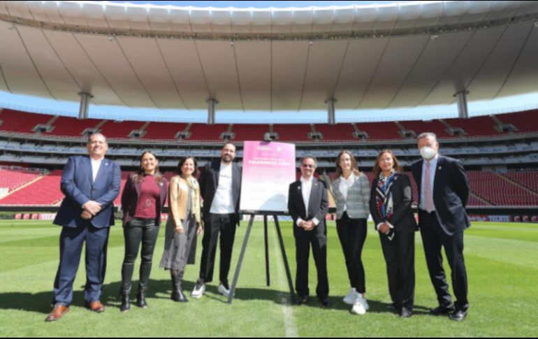 El presidente de Chivas, Amaury Vergara, recibió al Embajador británico Jon Benjamin, como parte de los eventos organizados en el Día Internacional de la Erradicación de la Violencia contra las Mujeres. ESPECIAL / Chivas