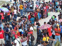Otros grupos de migrantes han decidido aguardar los camiones que ofrece el Instituto Nacional de Migración para el traslado. Miles de migrantes continúan en Tapachula, Chiapas. EFE/ARCHIVO