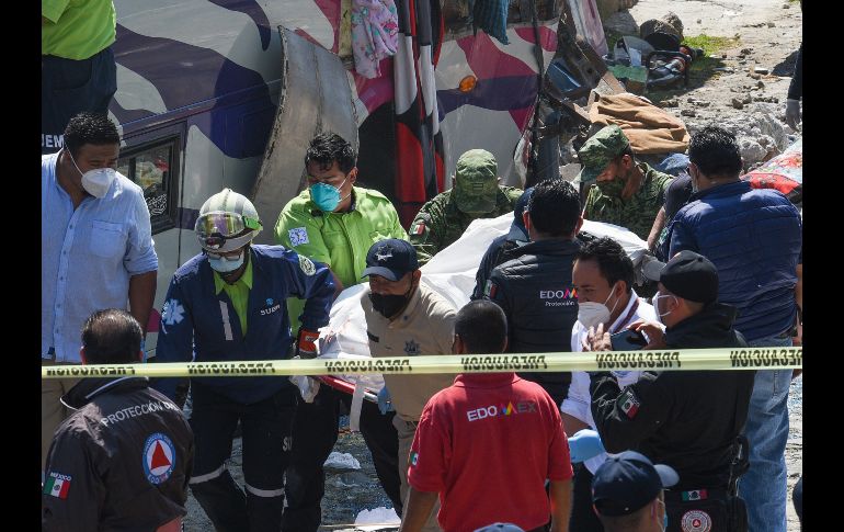 Rescatistas trasladan un cuerpo. EFE/M. Hartz