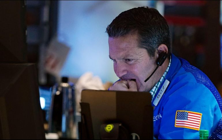 Un trabajador reacciona este viernes durante la volátil jornada en la la Bolsa de Nueva York. AP/R. Drew