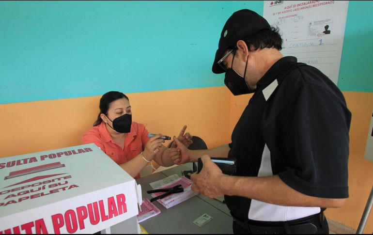 De acuerdo con el IEPC, se mantiene firme la marcación en la credencial y la colocación del líquido indeleble, según los lineamientos aprobados previamente para el desarrollo de la consulta. SUN/ARCHIVO