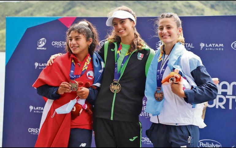 Isabel Aburto se coronó en la prueba K1 W 500 metros de canotaje. ESPECIAL/CONADE