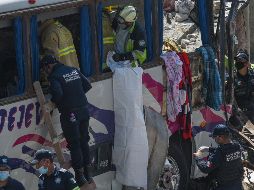 Hasta la noche del viernes, 30 personas lesionadas eran atendidas tras el choque ayer de un camión de pasajeros contra una vivienda. EFE / M. Hartz