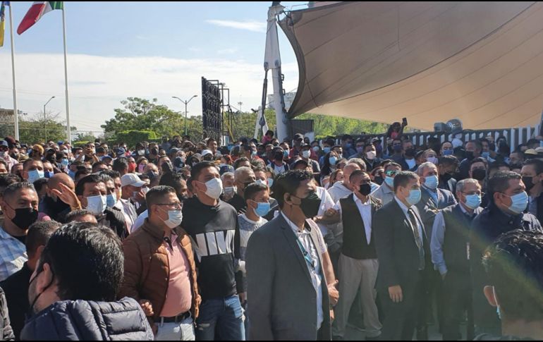 El otro contingente señalaba al primer grupo como acarreados, mientras lanzaban consignas en contra del gobernador, a quien señalaron de armar la protesta. EL INFORMADOR / R. Rivas