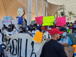 Por un lado, manifestantes que se dijeron estudiantes de la UdeG protestaron en contra de los dirigentes de la Casa de Estudios; por el otro, un grupo lanzaba consignas en contra del gobernador de Jalisco. EL INFORMADOR / R. Rivas