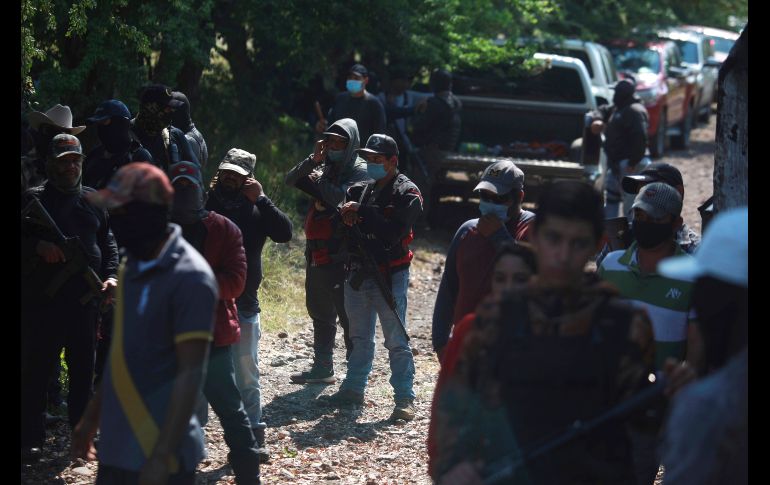 Denuncian que Los Viagras y el Cártel Nueva Generación cobran impuestos muy altos a los aguacateros de la zona. AP/A. Solís