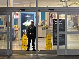 Cuando el centro comercial fue cerrado por seguridad, muchos de los compradores que quedaron dentro se refugiaron en las tiendas. AP/C. Sailor