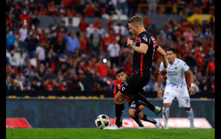 NO FALLA. Julio Furch tomó la pelota y se sacó la espinita de aquel penal fallado en los últimos segundos ante el Toluca. IMAGO7