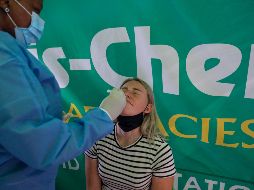 Pruebas de COVID-19 en el aeropuerto internacional de Johannesburgo, Sudáfrica, primer país que detectó la variante ómicron. AFP/P. Magakoe