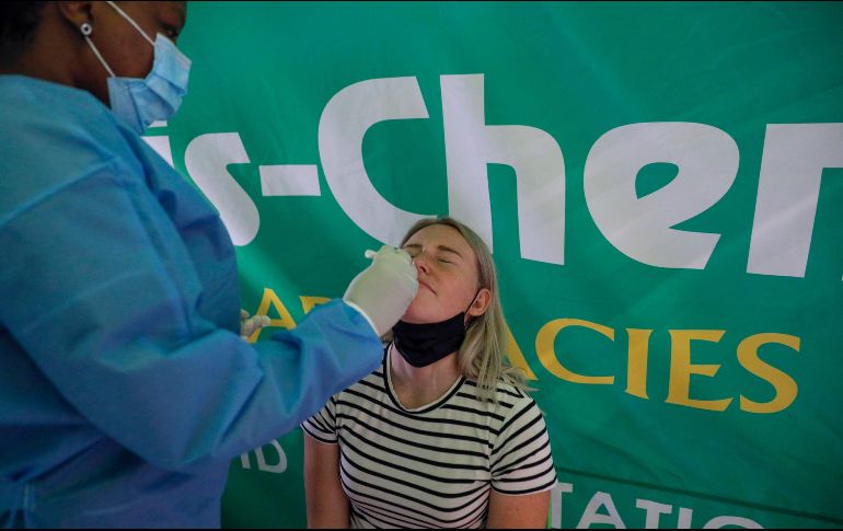 Pruebas de COVID-19 en el aeropuerto internacional de Johannesburgo, Sudáfrica, primer país que detectó la variante ómicron. AFP/P. Magakoe