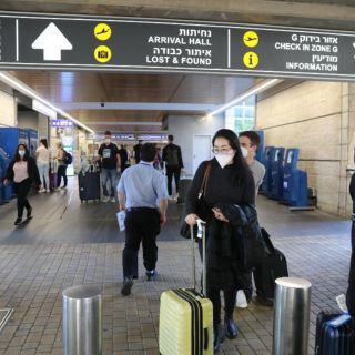 Por ómicron, países de todo el mundo aumentan restricciones