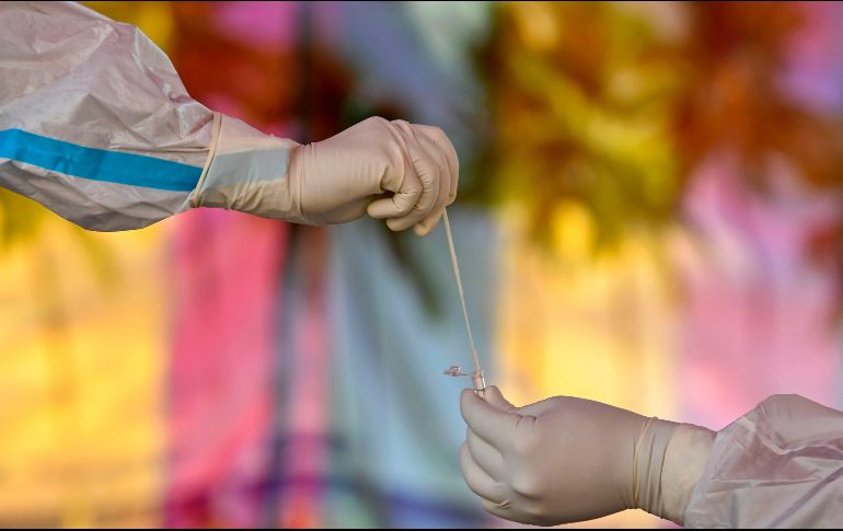 El descubrimiento de esta nueva variante del coronavirus, bautizada como ómicron, fue anunciado el jueves pasado por autoridades sanitarias de Sudáfrica, a partir de muestras tomadas entre el 14 y 16 de noviembre. AFP / ARCHIVO