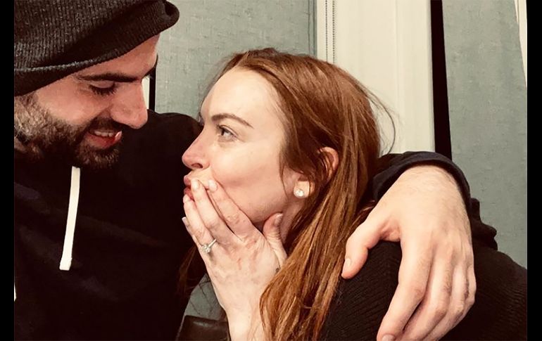 Lindsay Lohan junto a Bader Shammas en la publicación de su compromiso. INSTAGRAM/LINDSAY LOHAN