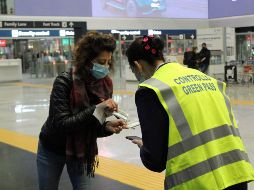 Pasajeros se someten a pruebas de COVID-19 en el aeropuerto de Fiumicino, en Italia. El país europeo ha prohibido el ingreso a pasajeros de Sudáfrica, entre otros, debido a la variante ómicron. EFE/EPA/Telenews