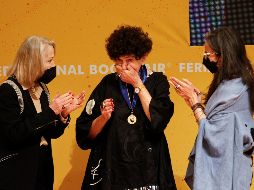La escritora Margo Glantz (c) recibió de la periodista Silvia Lemus (i) y la crítica literaria Gabriela Jáuregui (d) la medalla Carlos Fuentes, hoy, en el marco de la FIL de Guadalajara. EFE/ F. Guasco